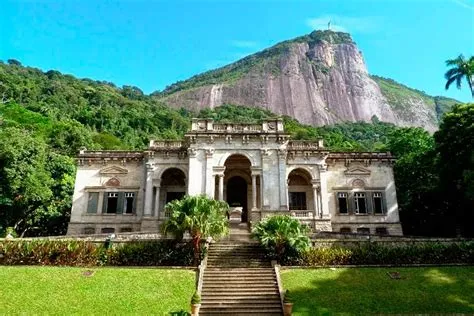 Parque Lage: A Stunning Hidden Oasis of Art and Nature in Rio de Janeiro!