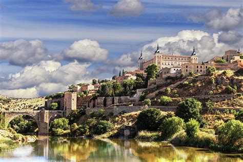 The Alcázar of Toledo! A Majestic Moorish Fortress Steeped in History and Legend