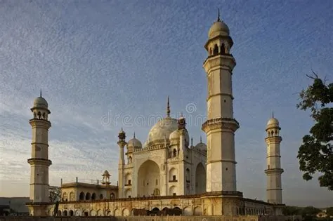 Zainab Bibi's Tomb: A Majestic Reminder of Mughal Splendor and Architectural Prowess!